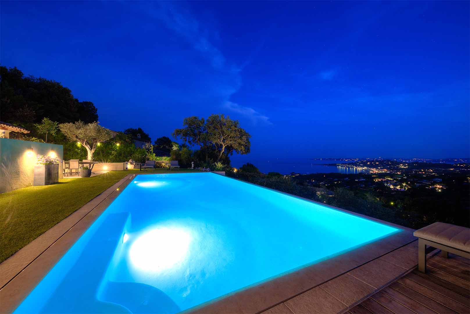 Villa Azur – poolen om aftenen med udsigt over Sainte-Maxime