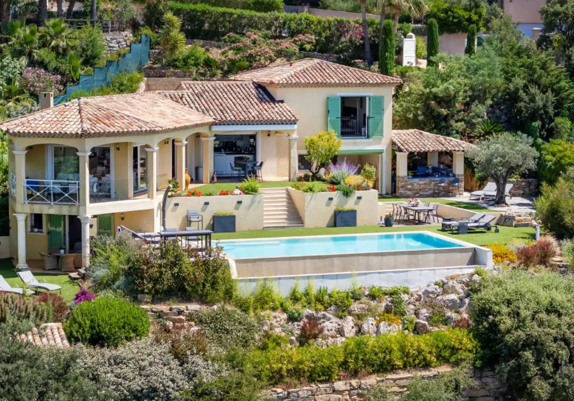 Villa Azur med haven og infinity-poolen