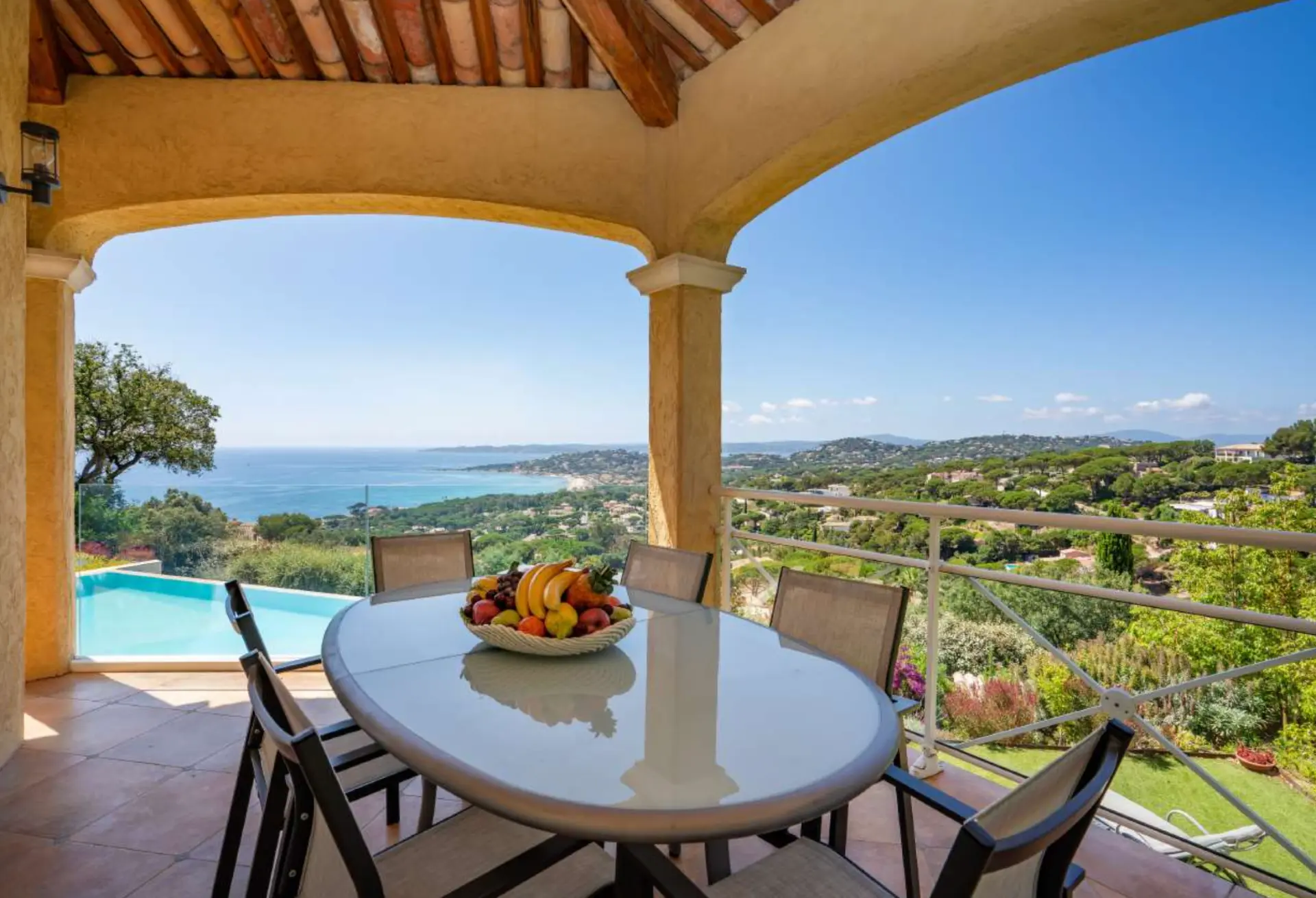Villa Azur – overdækket terrasse med udsigt over Middelhavet