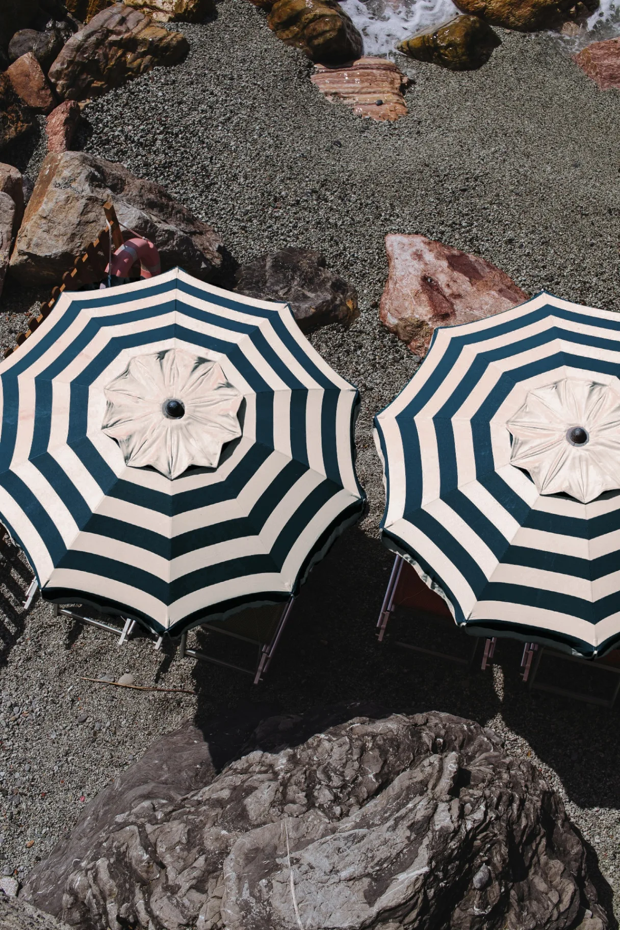 Stribede parasoller på strand