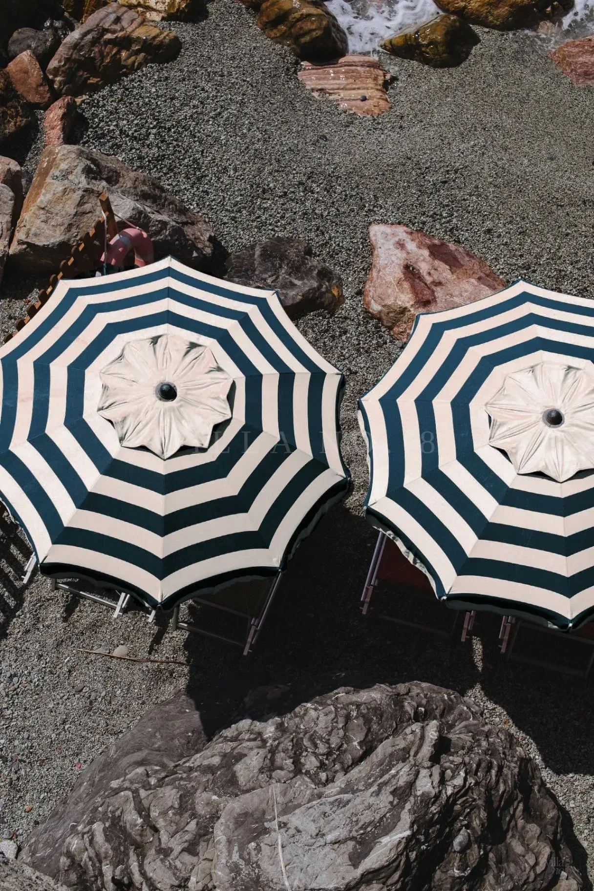 Stribede parasoller på strand