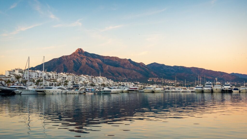 Marbella er et oplagt sted at købe luksusboliger i Sydspanien. Villa No.8 er specialiseret i at finde de helt rigtige boliger til vores ejerkredse.