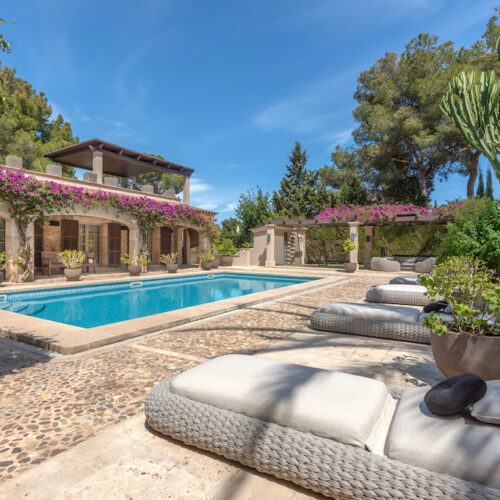 villa-cerca-de-la-playa-con-un-hermoso-jardín-en-canyamel-10