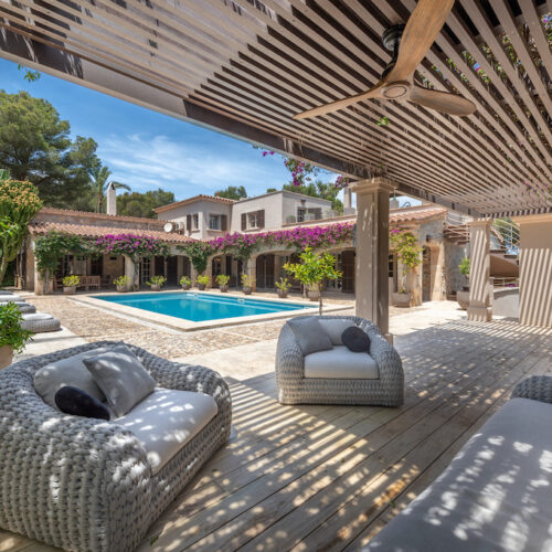 villa-cerca-de-la-playa-con-un-hermoso-jardín-en-canyamel-11