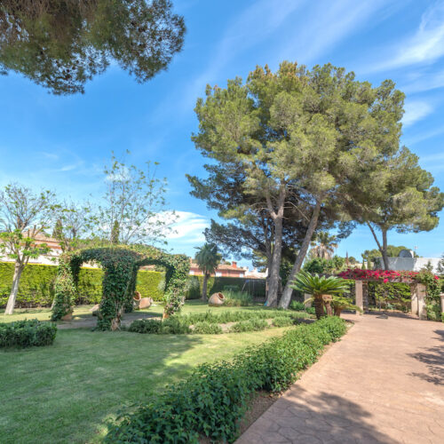 villa-cerca-de-la-playa-con-un-hermoso-jardín-en-canyamel-13