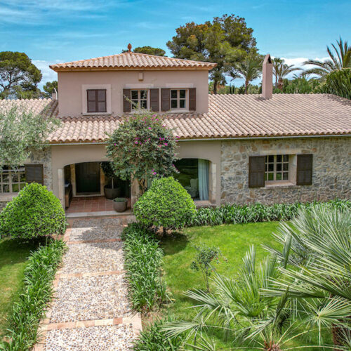 villa-cerca-de-la-playa-con-un-hermoso-jardín-en-canyamel-3